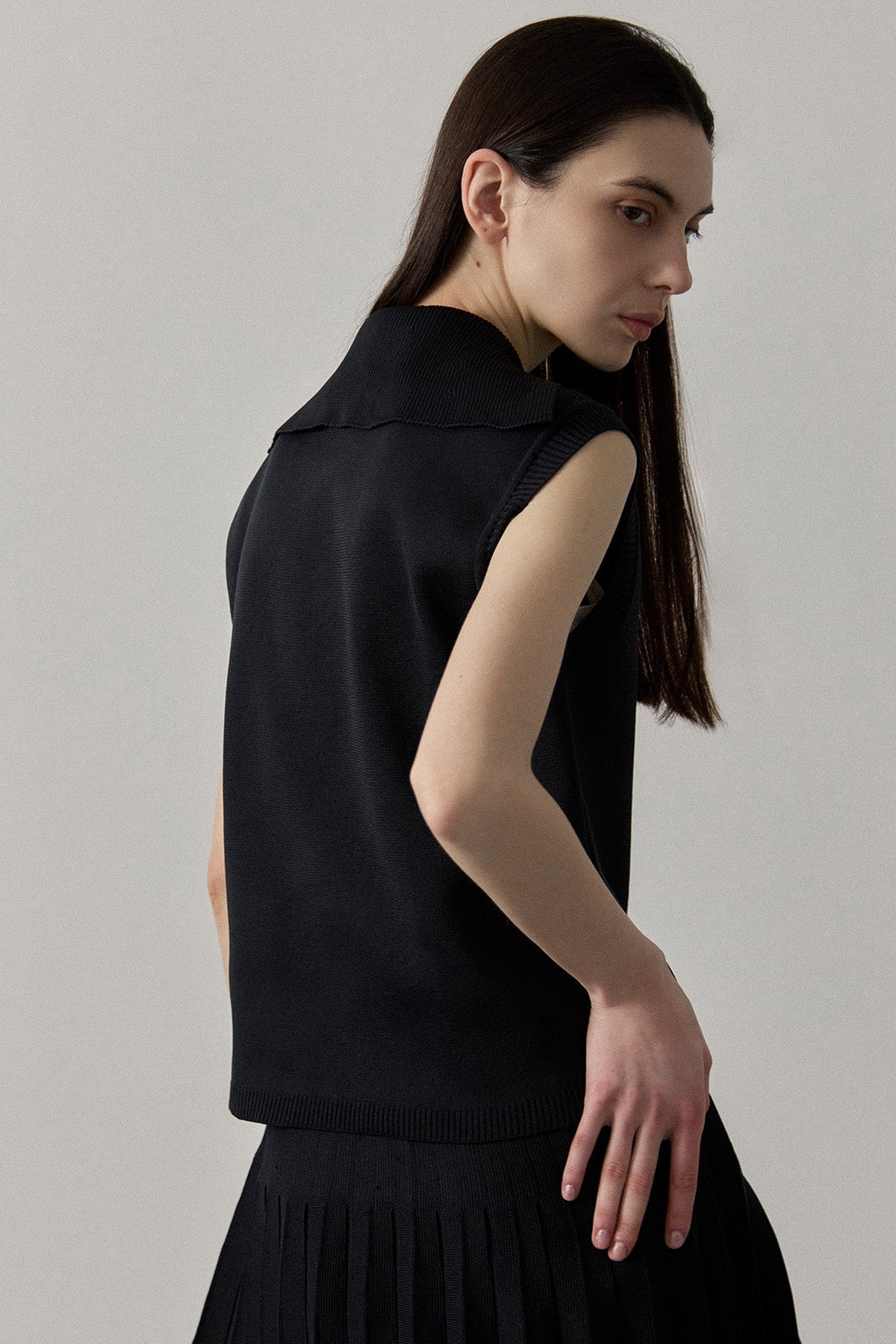 RECYCLED SMOOTH-KNIT VEST - Black