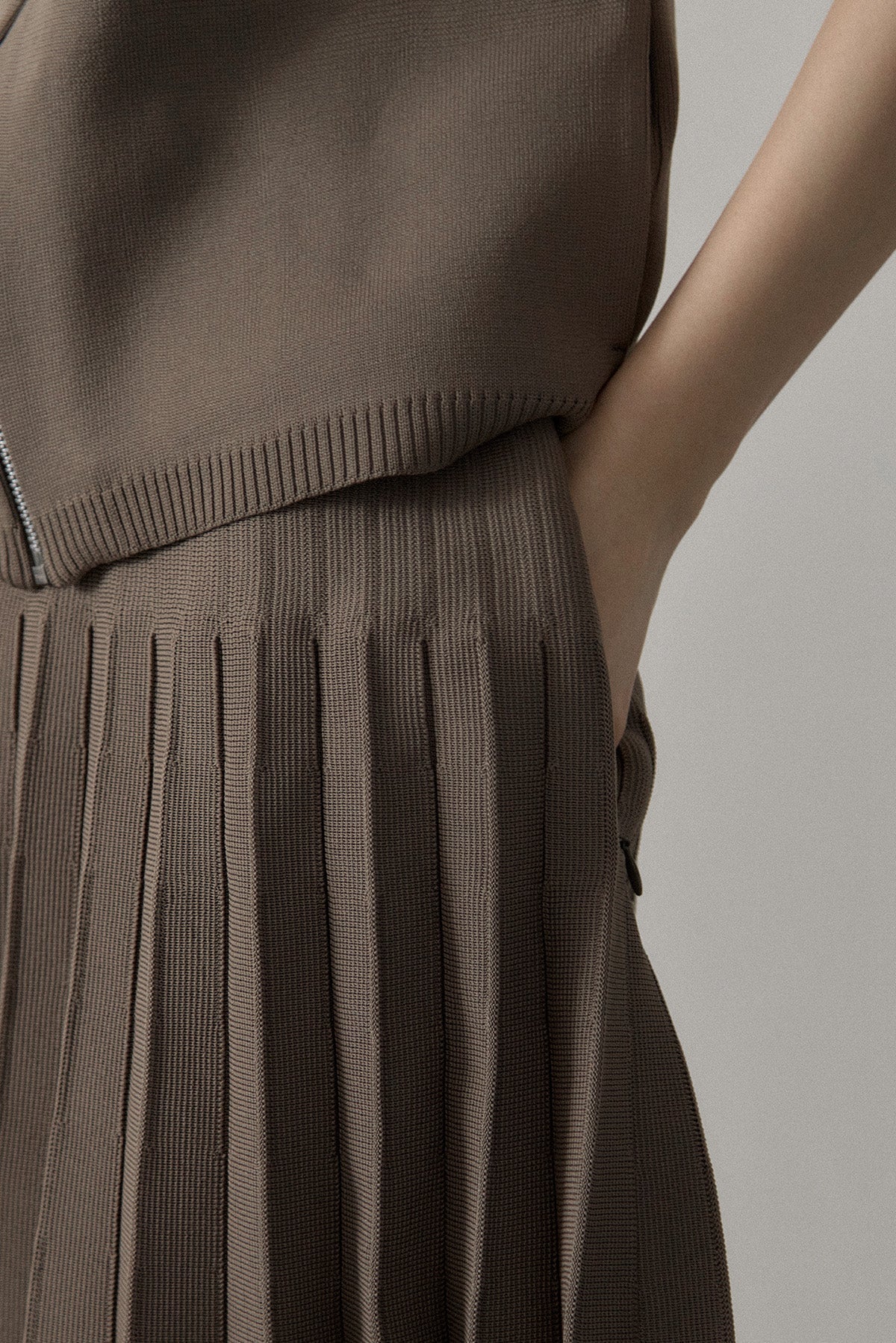 RECYCLED SMOOTH-KNIT PLEATS - Beige