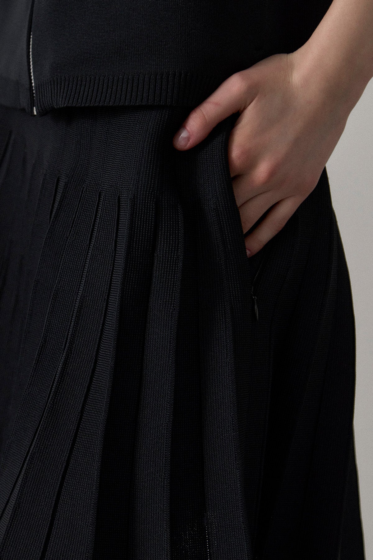 RECYCLED SMOOTH-KNIT PLEATS - Black