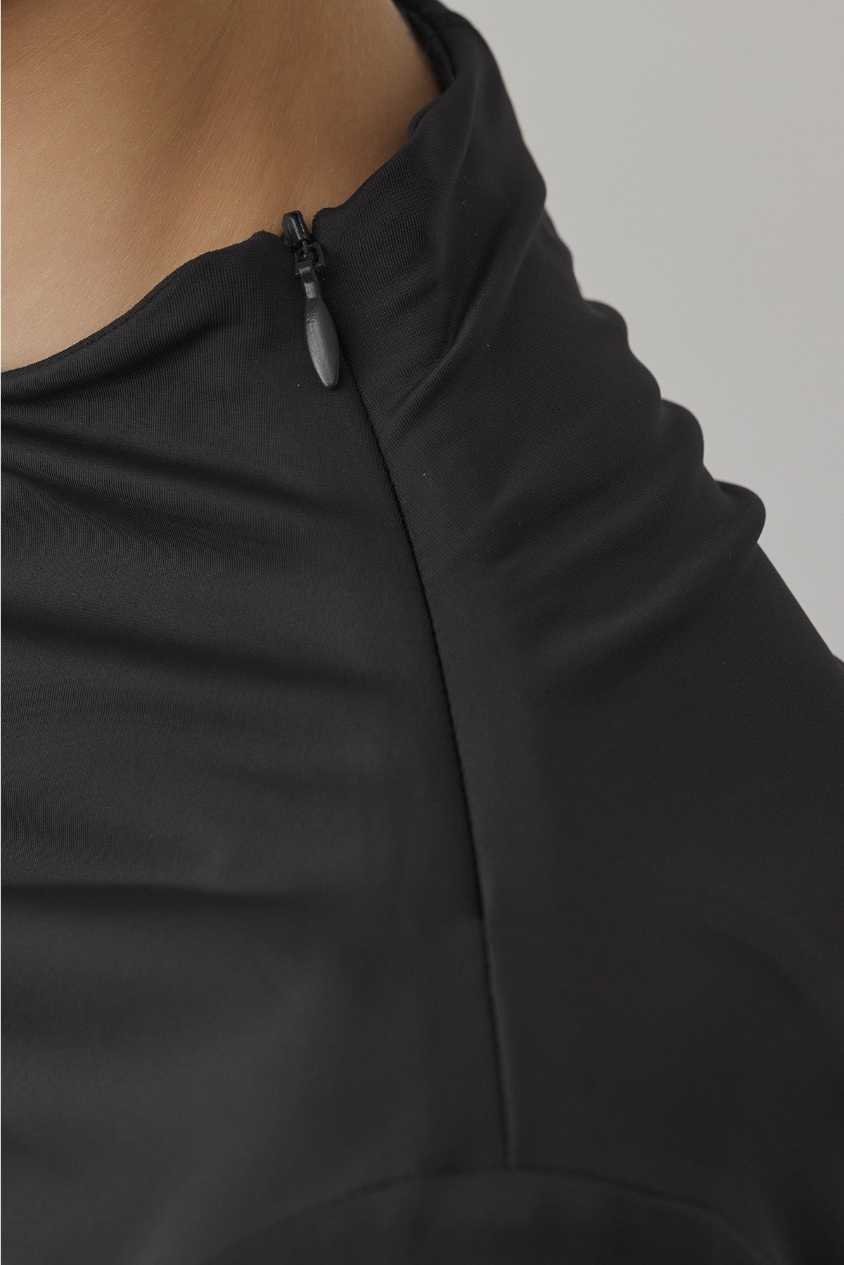 GATHER STRETCH TOP - Black
