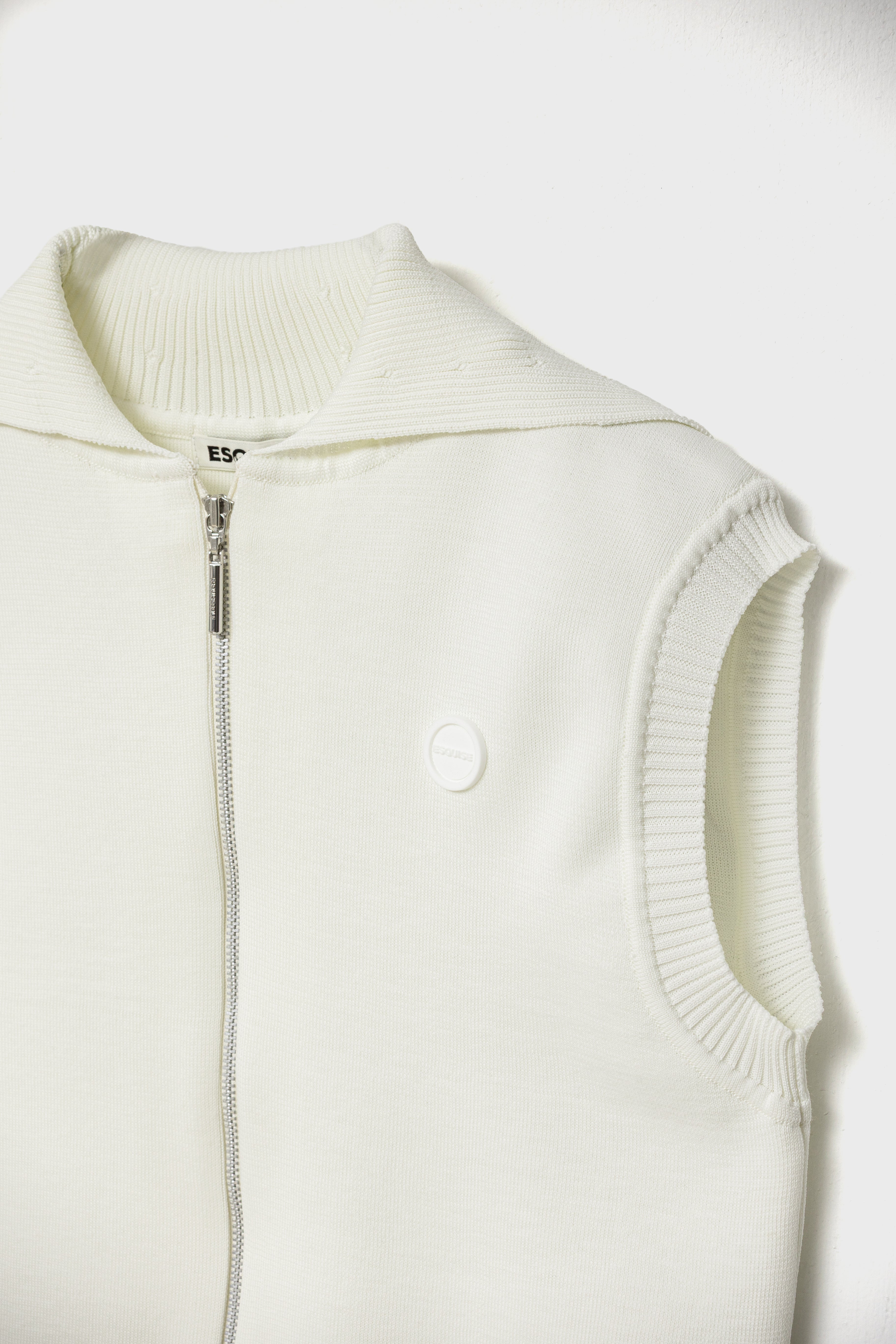 RECYCLED SMOOTH-KNIT VEST - White