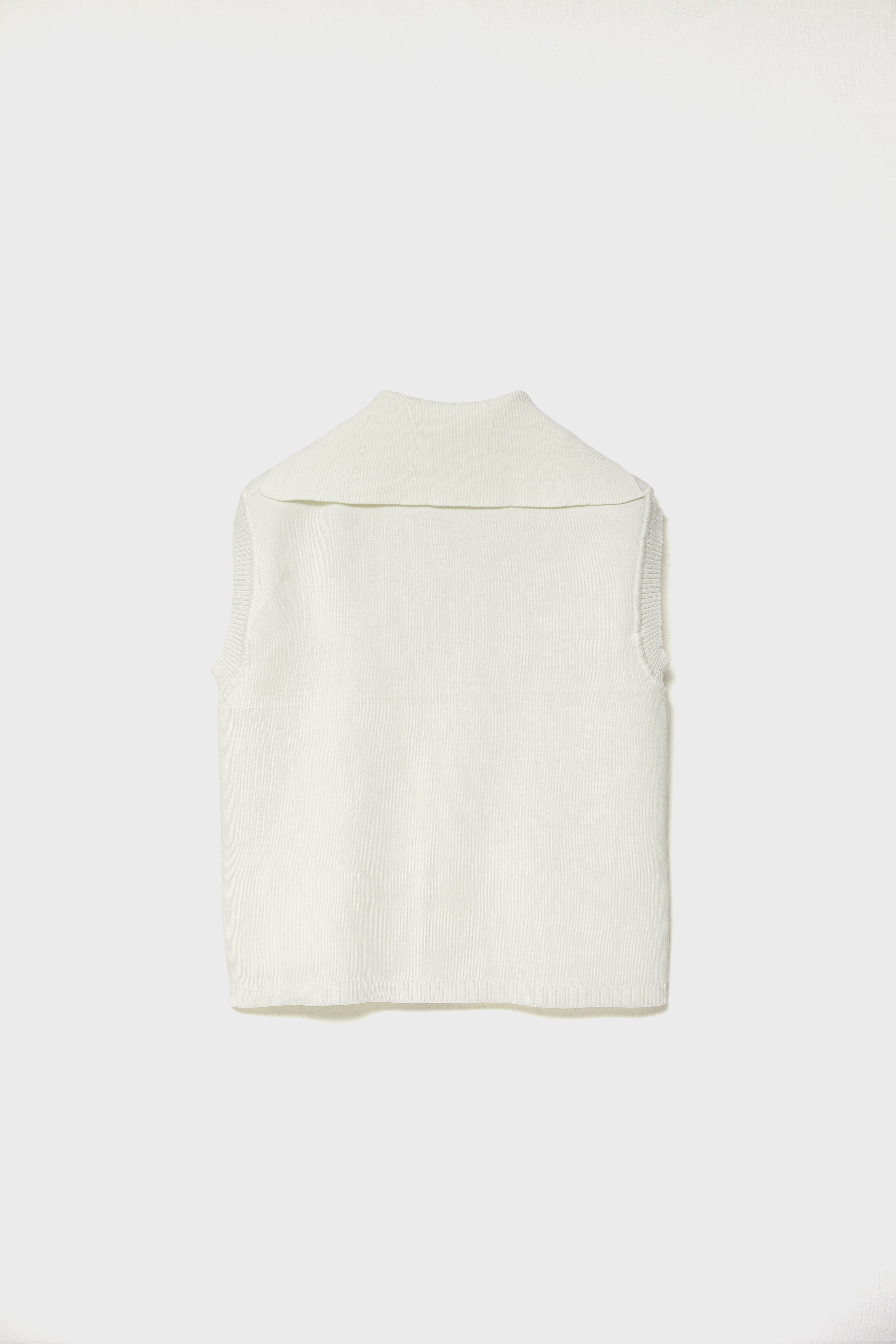 RECYCLED SMOOTH-KNIT VEST - White