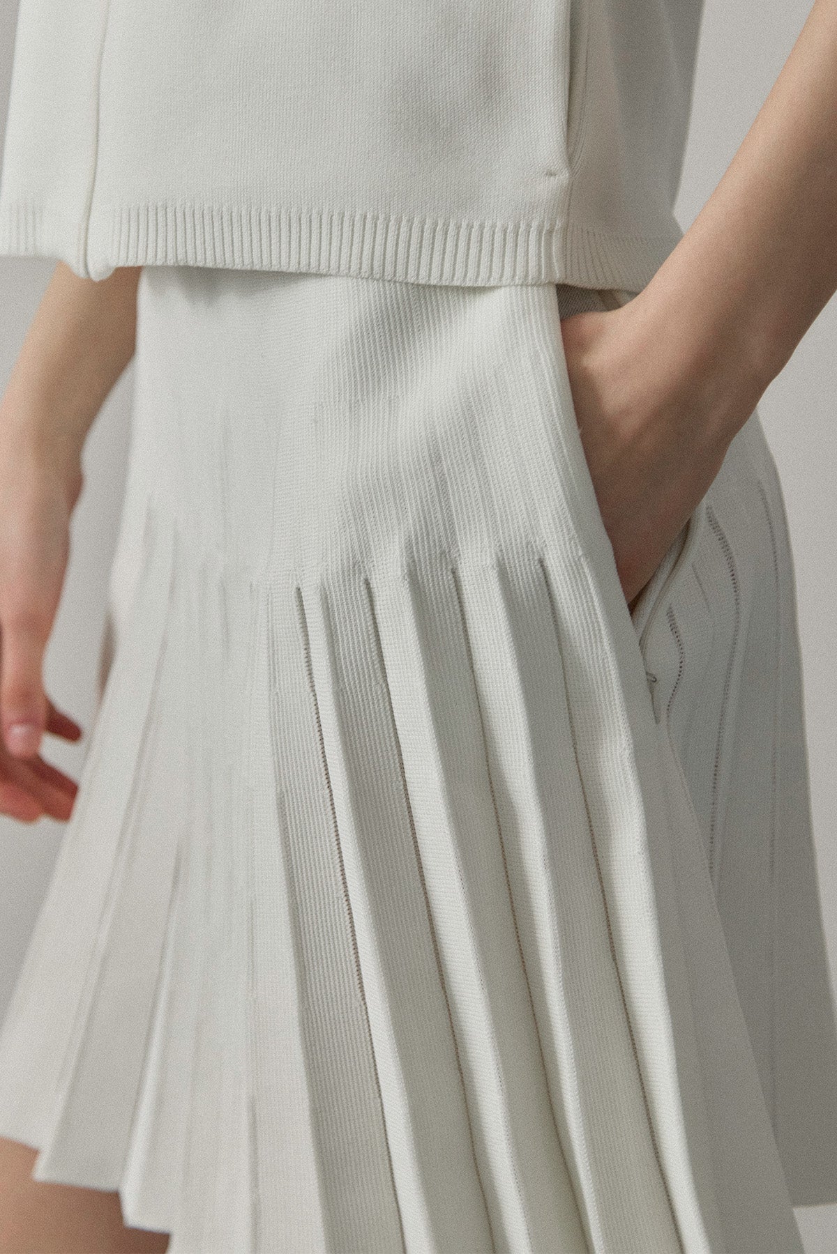 RECYCLED SMOOTH-KNIT PLEATS - White