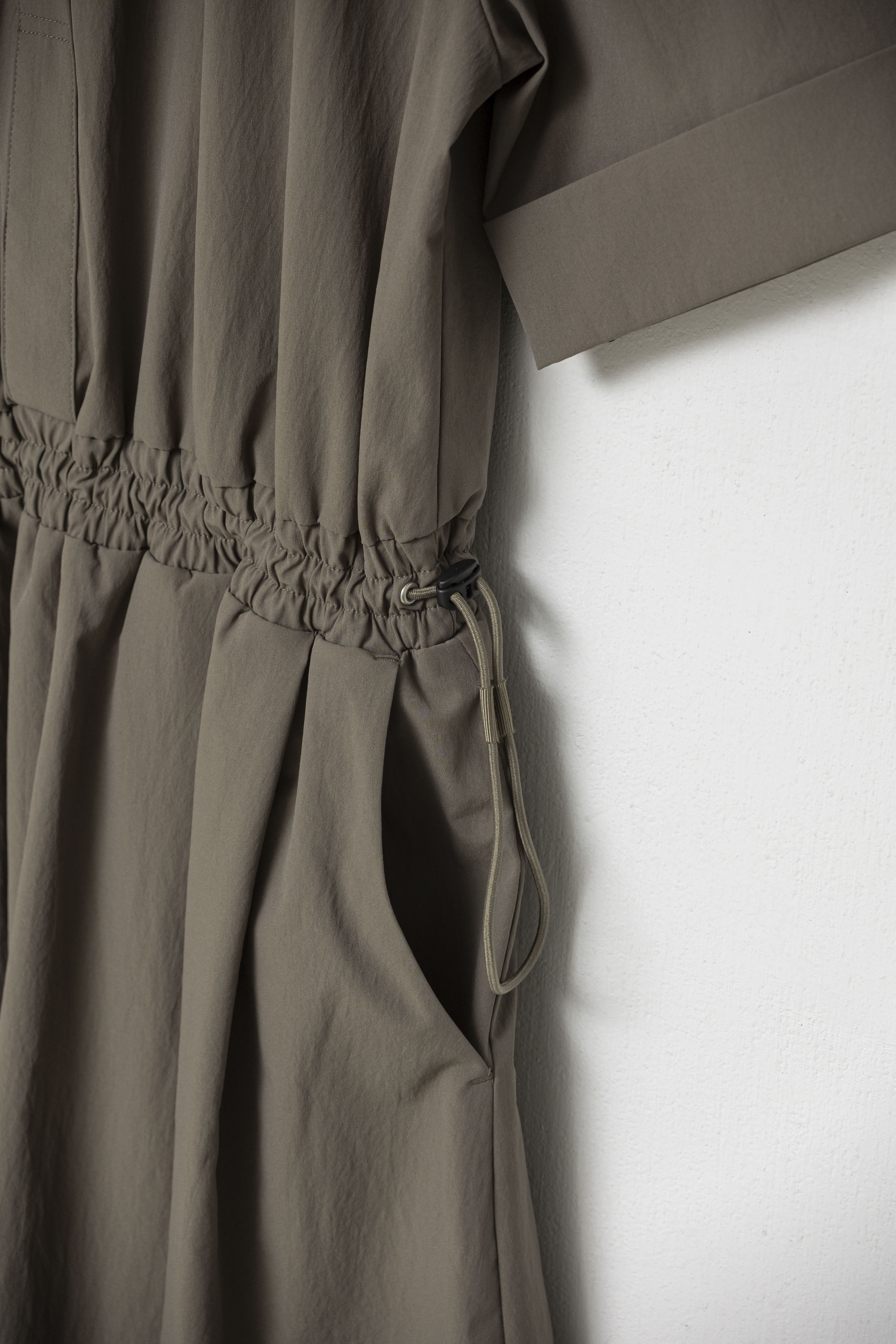 DRAWSTRING SHIRT DRESS - Brown