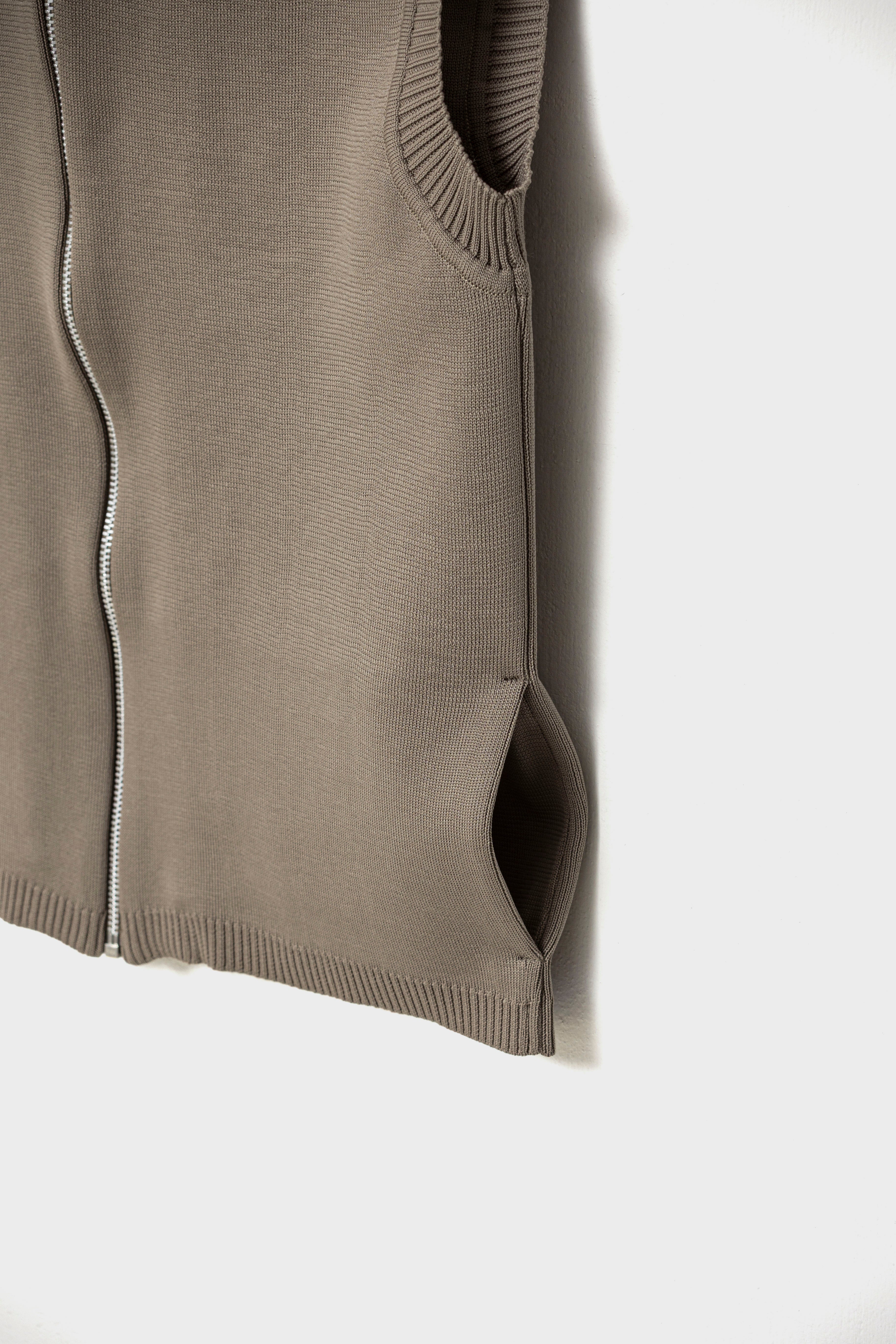 RECYCLED SMOOTH-KNIT VEST - Beige