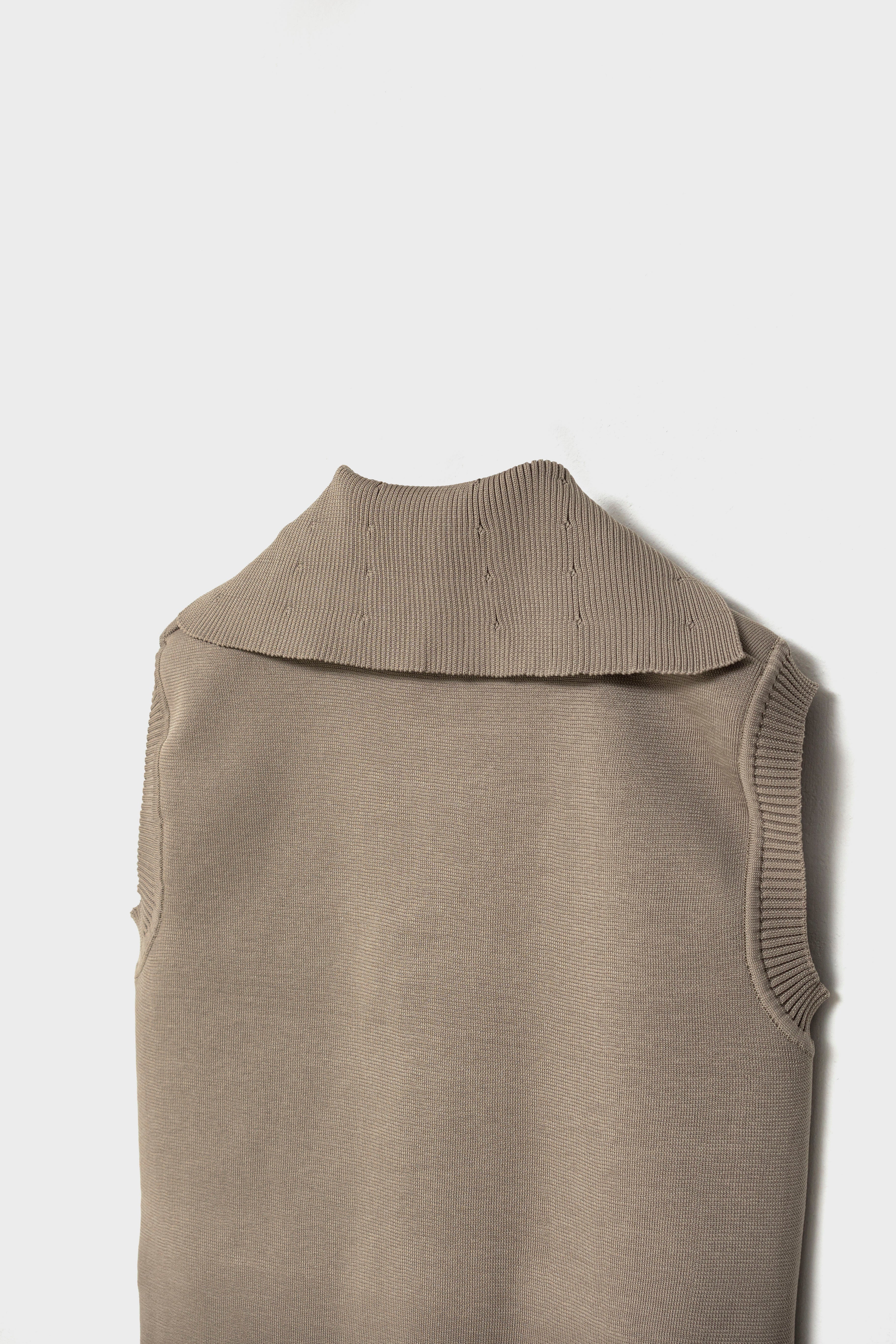RECYCLED SMOOTH-KNIT VEST - Beige