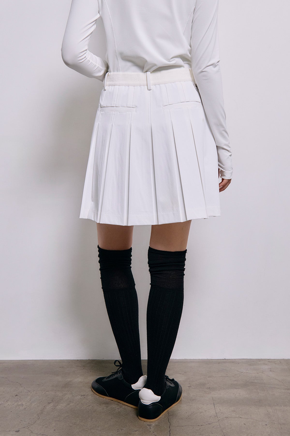 ESSENTIAL GOLF PLEATS SKIRT - White
