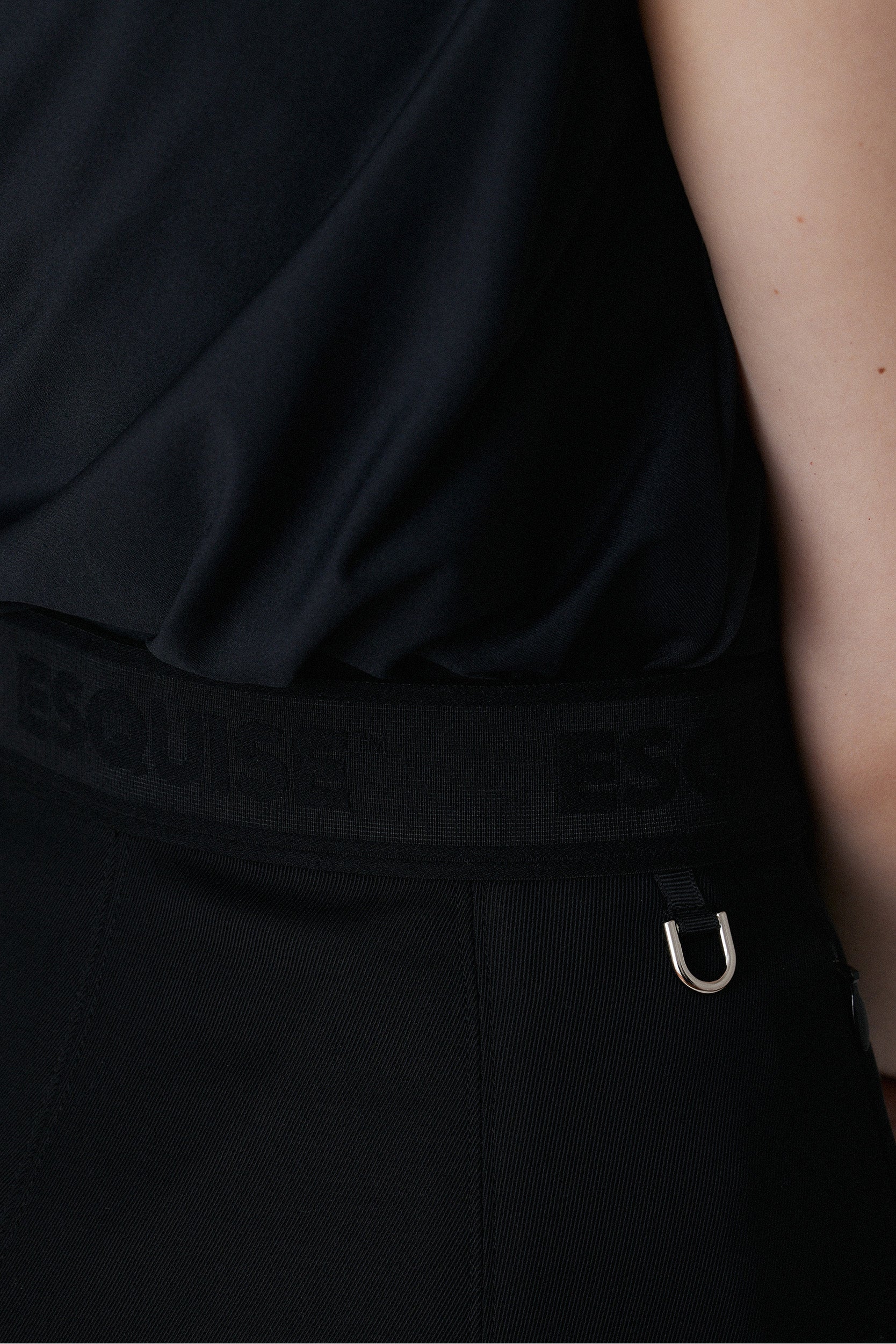 MINIMAL FLARE SKIRT - Black