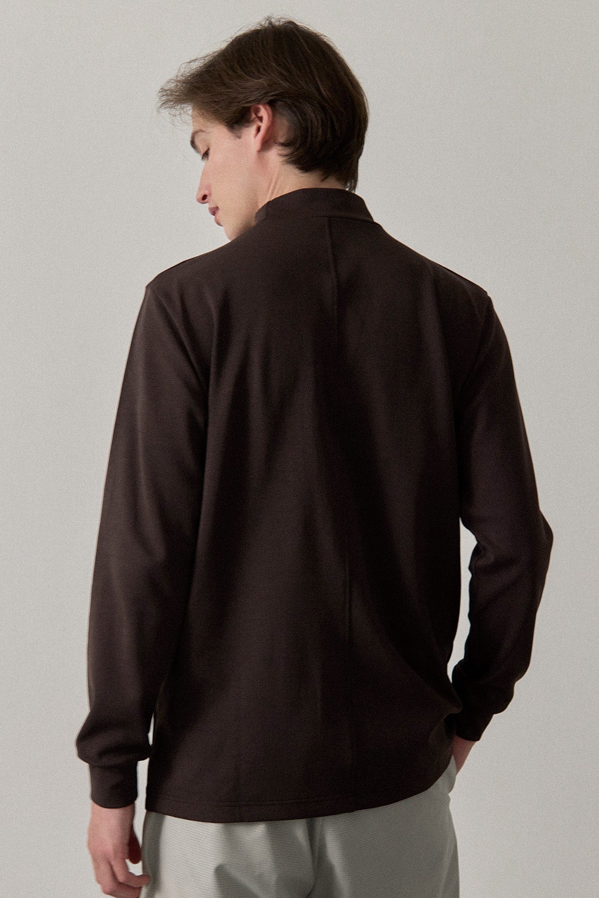 RELAXED STRETCH MOCKNECK - Brown